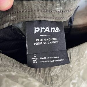 Prana Womens Halle Camouflage Relaxed Fit Shorts Green Size 2 Inseam 3" NWT